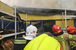 Pożar sklepu z materiałami budowlanymi w Żaganiu. Kilkanaście zastępów walczy z ogniem!	
