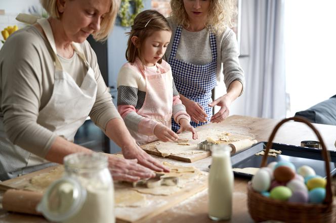 trzy pokolenia kobiet robiących razem ciasteczka na Wielkanoc