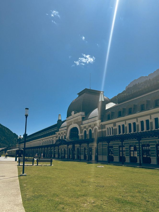  Canfranc Estación, Hiszpania. Dawny dworzec kolejowy zamienił się w luksusowy hotel