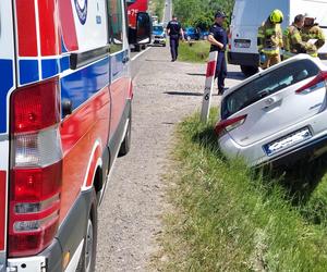 Wypadek na DK 42 w Parszowie. Auto wylądowało w rowie