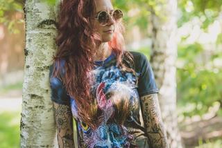 Pies Tytus sprzedaje  koszulki