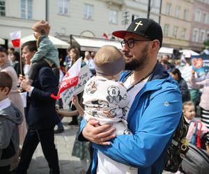 Pochód wyruszył z placu Zamkowego w Warszawie. Narodowy Marsz Życia pod hasłem Niech Żyje Polska! - jak podkreślają organizatorzy - jest manifestacją sprzeciwu wobec ataków wymierzonych w małżeństwo, rodzinę i w „poczęte dzieci zagrożone aborcją”.