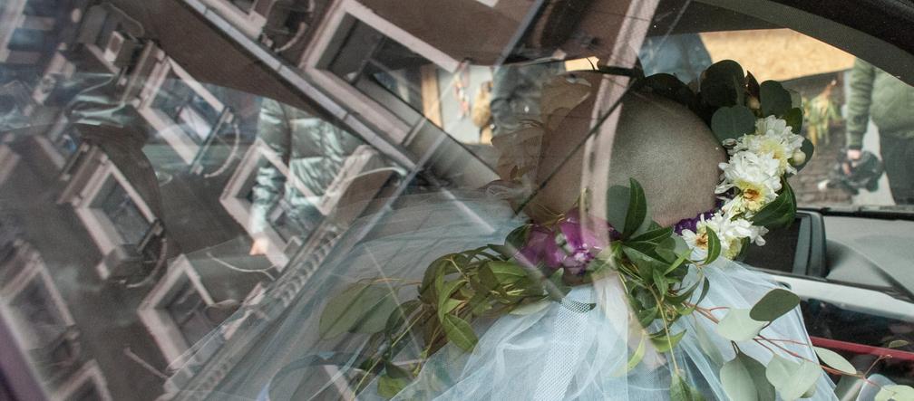 Młoda para wzięła ślub w zniszczonym bombardowaniem Charkowie