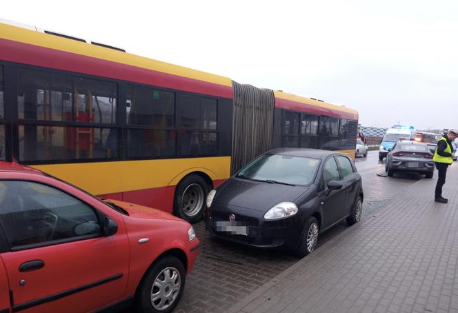 Wypadek na Białołęce. Autobus miejski skasował cztery samochody! Do szpitala trafiło 7-letnie dziecko