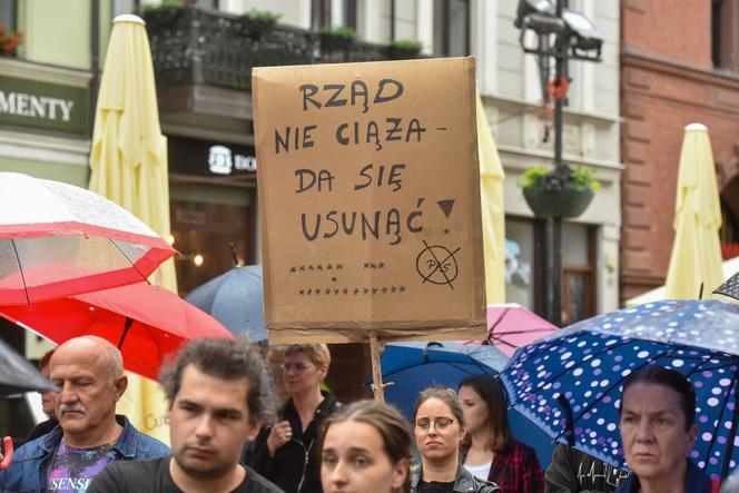 Tłum zwolenników aborcji protestował w centrum miasta. Manifestacja ruszyła pod kurię biskupią i siedzibę PiS