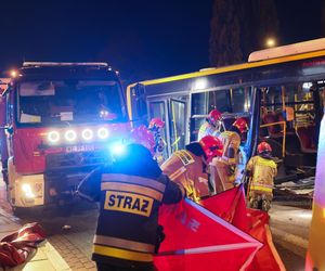Wypadek z udziałem autobusu i ciężarówki w Warszawie (23.10.2025)