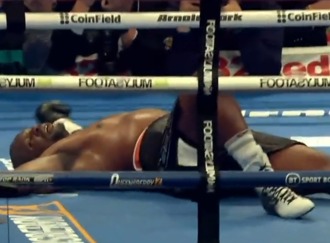 Fury - Whyte: Nokaut WIDEO. Potężny podbródkowy Fury'ego ściął z nóg Whyte'a