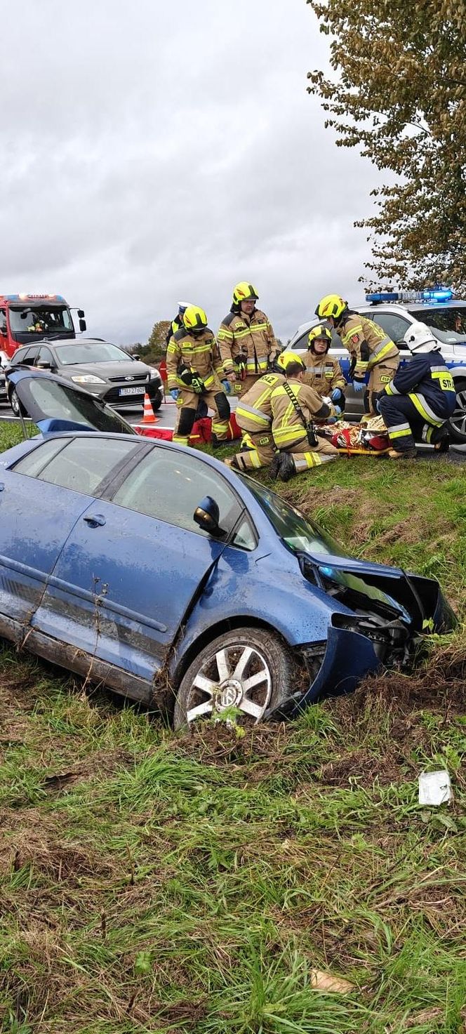 Volkswagen z trójką nastolatków roztrzaskał się na Powiślu Dąbrowski. Dwie osoby były nietrzeźwe