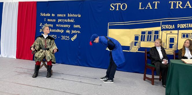Pierwsza Dama uczciła z uczniami 100 lat od nadania imienia Stefana Batorego Szkole Podstawowej w Liwie