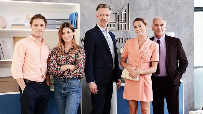 Pierwsza miłość. Sandra (Kamilla Baar), Karol Weksler (Karol Strasburger), Artur (Łukasz Płoszajski), Oskar (Filip Gurłacz), Kalina (Magdalena Wieczorek)