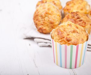 Wytrawne muffinki z żółtym serem - przekąska na piknik