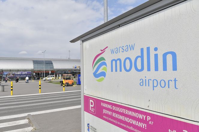 Pasażerowie w Modlinie do namiotu! Są dwie oferty na jego budowę, obie droższe niż planowane