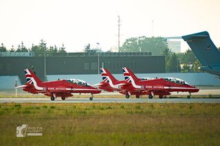 Wzruszający gest pilotów odlatujących z Radomia. Polska flaga na niebie dla „Slaba”