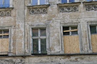 Wrocław. Kamienica jak z horroru na sprzedaż. Za niszczejący zabytek miasto chce niemal 4 miliony złotych 