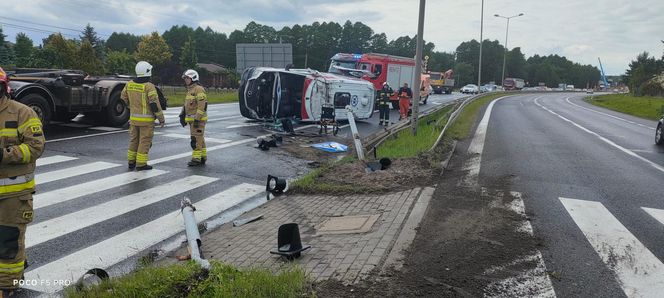 Tuszyn. Wypadek karetki. Uderzyła w nią 35-latka z dzieckiem [ZDJĘCIA]