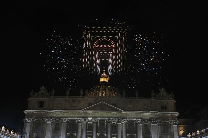 Tysiące dronów nad Bazyliką św. Piotra! Zobacz, co stało się w Watykanie