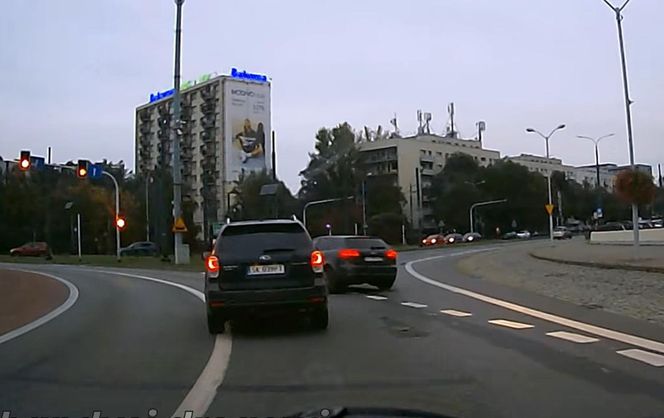 Niebezpieczny rajd kierowcy na rondzie w Katowicach
