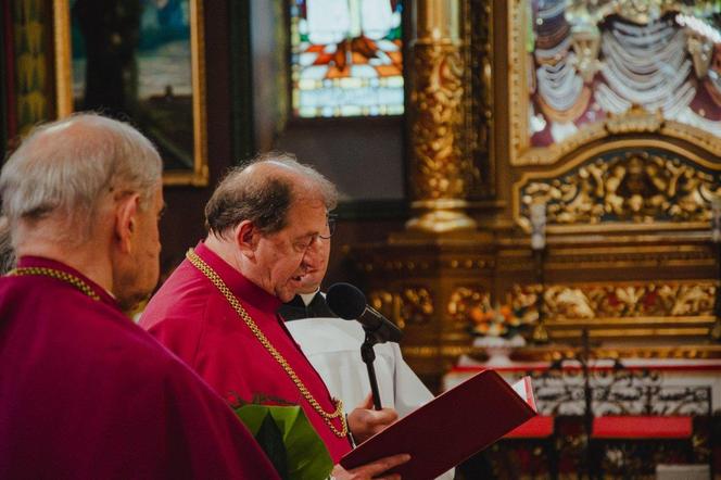 Kanoniczne objęcie diecezji sosnowieckiej przez bp. Artura Ważnego. "Dał się poznać jako odważny"