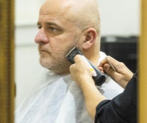 Paweł Kowal robi się na bóstwo u barbera