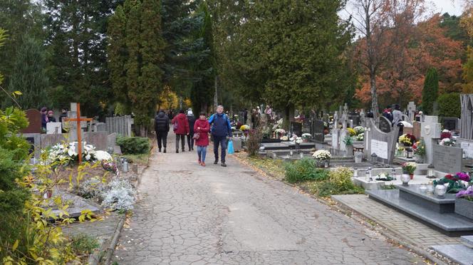 Tłumy na cmentarzu przy ul. Poprzecznej. Olsztynianie odwiedzają groby bliskich [ZDJĘCIA]