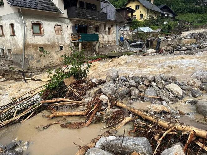 Armagedon pogodowy w całej Polsce, także w woj. śląskim. Zalane posesje, ulice, zerwane mosty. W Słowenii są ofiary śmiertelne