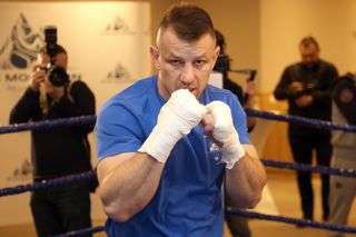 Poważna przestroga dla Mameda Khalidova. Tomasz Adamek powiedział o tym głośno. To będzie klucz do sukcesu