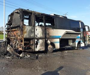 Autobus 15-osobowej rodziny zastępczej z Zabrza spłonął w drodze. Z pomocą przyszli dobrzy ludzie