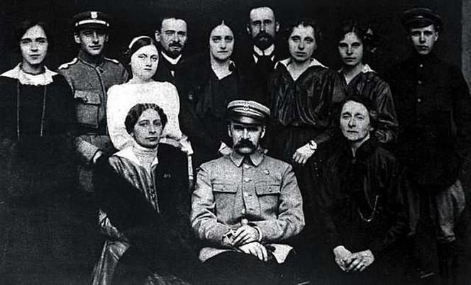Józef Piłsudski z rodziną i przyjaciółmi