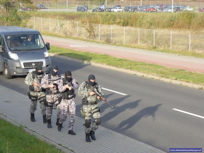 Pościg za porwanym autobusem i strzelanina z terrorystami. Tak szkolą się policjanci!