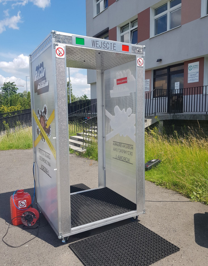 Mobilna Bramka Dezynfekcyjna stanęła przed szpitalem przy Szwajcarskiej! Jak działa?