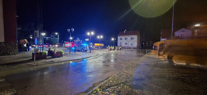 Zalane ulice, woda w budynkach. Dramatyczna sytuacja w Suchaczu i Tolkmicku