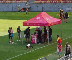 Pożegnianie Murawy na Chorten Arenie. Jagiellonia Białystok rozdaje boisko swoim kibicom