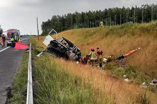 Dwóch mężczyzn nie żyje, kilku zostało rannych! Potworny wypadek busa na S7. Auto zostało zmasakrowane