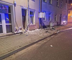 BMW wbiło się w budynek w Barwicach