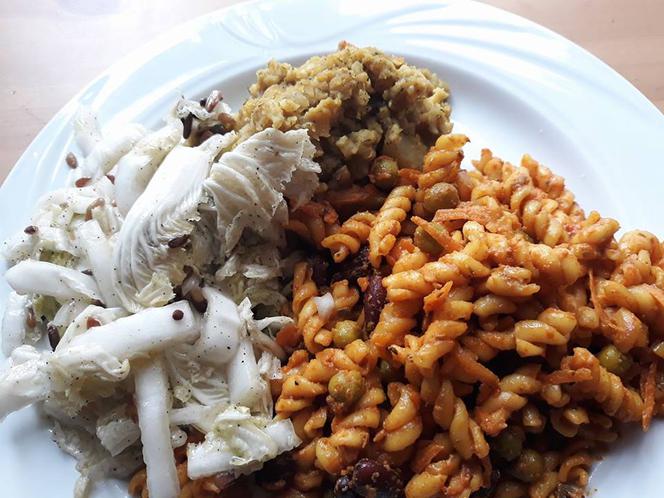 Tanio i wegetariańsko? To możliwe! W tych miejscach zjesz pyszny i niedrogi lunch [TOP 10]