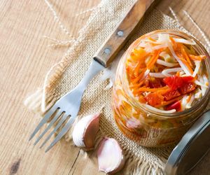 Poszatkuj i włóż do słoików. Babciny przepis na młodą kapustę na zimę 