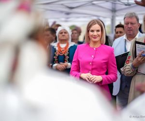 Marta Nawrocka w różu zachwyca na dożynkach! Wiemy, kto wygrał konkurs na najpiękniejszy wieniec