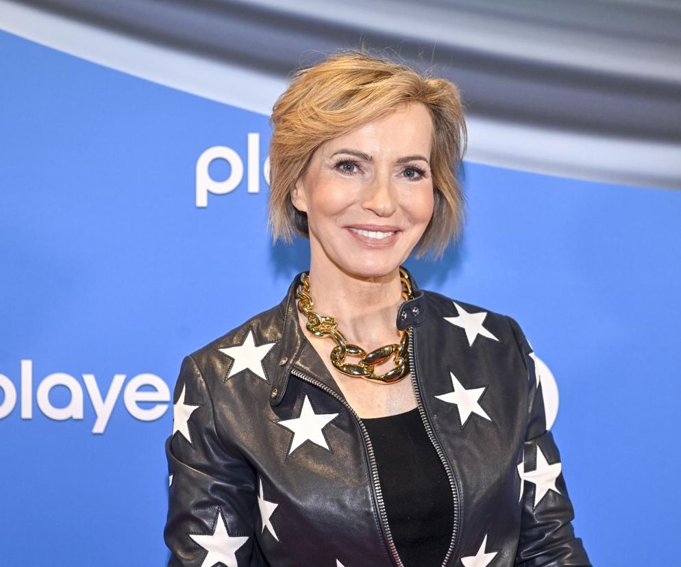 Uśmiechnięta Paulina Smaszcz w ciemnej kurtce w białe gwiazdy i złotym łańcuchu. O jej manifeście przeczytasz na SE.