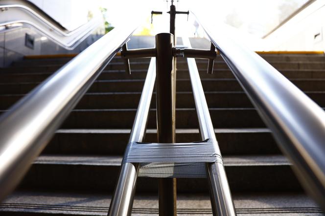 Metro Centrum Nauki Kopernik – poręcz sklejona taśmą klejącą