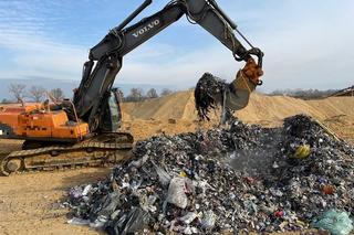 Nielegalne składowisko odpadów pod Strzelinem. Podczas kontroli chciano przejechać inspektorów! [ZDJĘCIA]