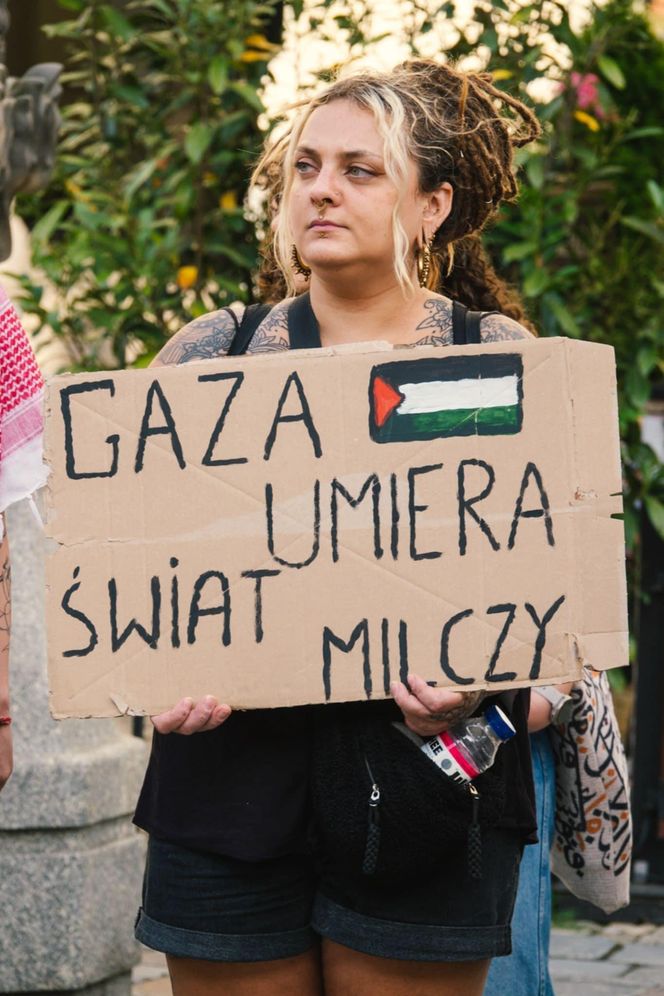 Głośny protest na Rynku we Wrocławiu przeciwko działaniom Izraela.„To nasz moralny obowiązek”