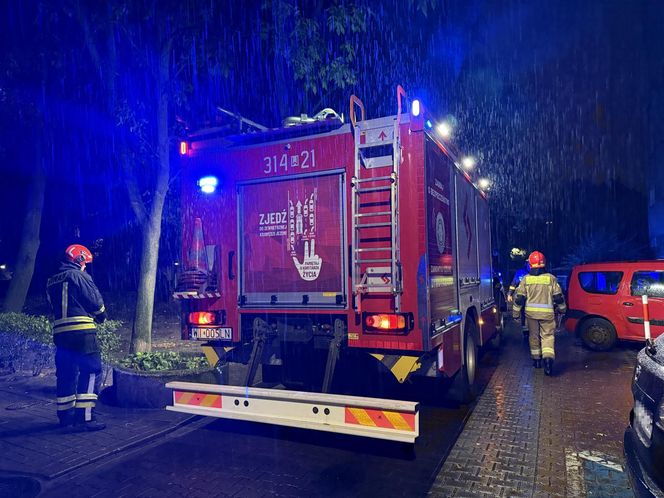 Z mieszkania na Mokotowie wydobywał się dym. W środku znaleziono ciało mężczyzny. Leżało wśród szalejących płomieni