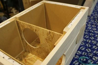 Osoby z niepełnosprawnościami z Rybnika wykonały domki dla bezdomnych kotów