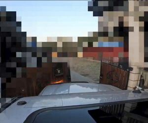 Starnowali bramę samochodem pancernym, obok lądował śmigłowiec z antyterrorystami. Spektakularna akcja policji na Mazowszu