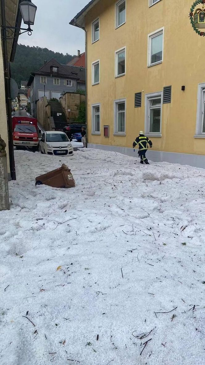 Szokująca anomalia w Niemczech! Grad zasypał miasto, ulice białe