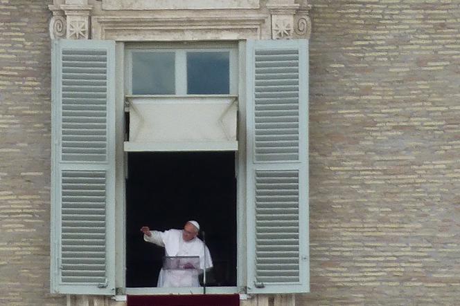 Papież Franciszek w podczas modlitwy Anioł Pański w oknie Pałacu Apostolskiego