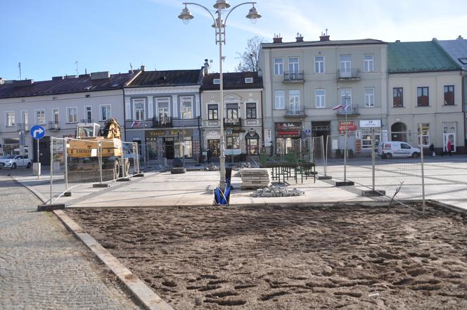 Trwa rewitalizacja Rynku w Kielcach. Ma być więcej zieleni. Zobacz postępy prac