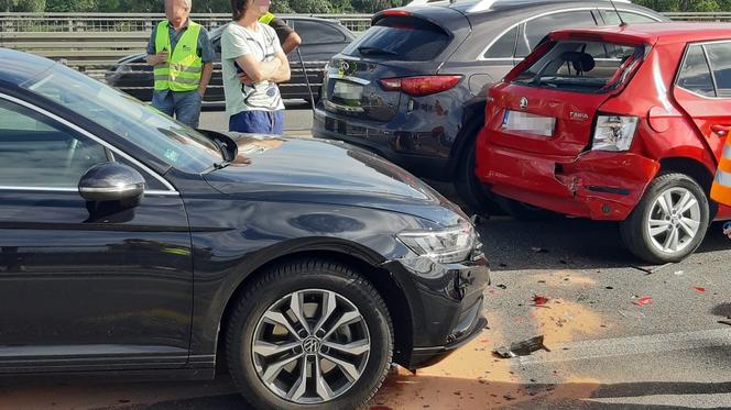 Karambol na moście Łazienkowskim. Trzy rozbite auta, jedna osoba ranna