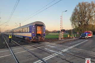 Śmierć na przejeździe kolejowym w Zbąszyniu. Pociąg Intercity uderzył w samochód