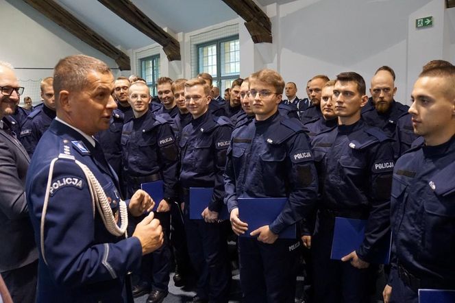 Nowi policjanci wypowiedzieli słowa przysięgi. Na Warmii i Mazurach rekrutacja wciąż trwa [ZDJĘCIA]